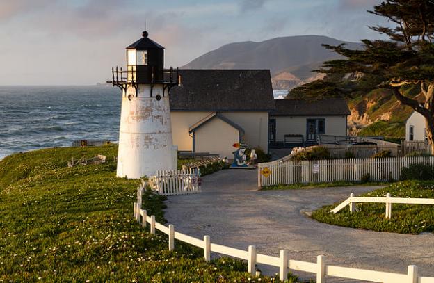 The Point Montara Lighthouse offers inexpensive lodging in a facility run by Hostelling International. Photo by Frank Schulenberg/Creative Commons.