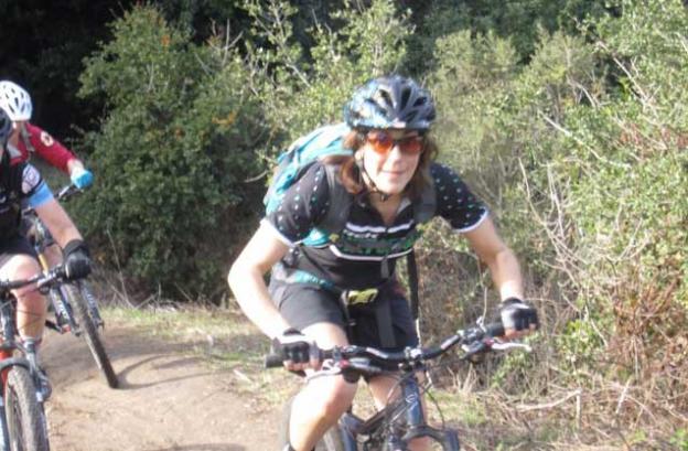 Suzie Thomas blazes up the last stretch before the golf course. HT 