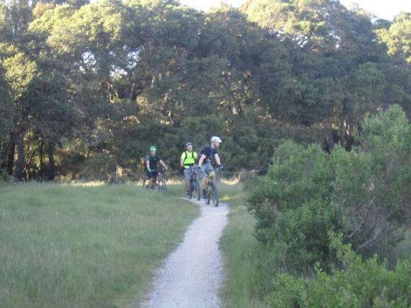 Mountain bikers on the Engelsman bypass. Photo credit: Hilltromper.